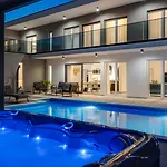 Hill With Private 32sqm Heated Pool And Hydro-massage, 4 En-suite Bedrooms, 200m From The Sandy Villa