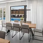 Hill With Private 32sqm Heated Pool And Hydro-massage, 4 En-suite Bedrooms, 200m From The Sandy * Duće