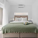 Hill With Private 32sqm Heated Pool And Hydro-massage, 4 En-suite Bedrooms, 200m From The Sandy Villa