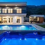 Hill With Private 32sqm Heated Pool And Hydro-massage, 4 En-suite Bedrooms, 200m From The Sandy Duće