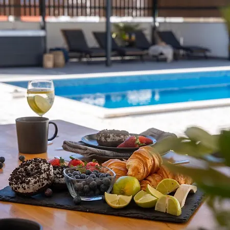 Hill: Beachfront Retreat With Private Heated Pool *