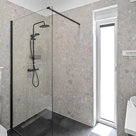 Hill: Beachfront Retreat With Private Heated Pool * Duce
