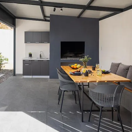 Villa Hill: Beachfront Retreat With Private Heated Pool Duce
