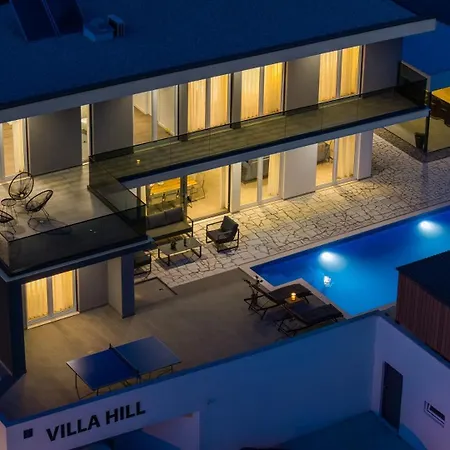 Hill: Beachfront Retreat With Private Heated Pool Duce