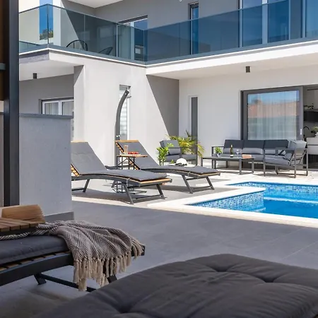 Hill With Private 32sqm Heated Pool And Hydro-massage, 4 En-suite Bedrooms, 200m From The Sandy Вилла *
