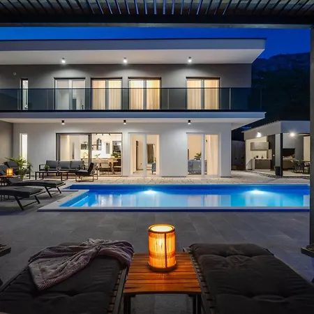 Villa Hill: Beachfront Retreat With Private Heated Pool Duce