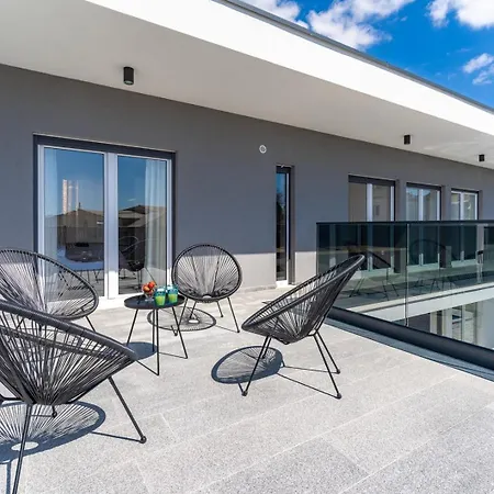 Hill: Beachfront Retreat With Private Heated Pool
