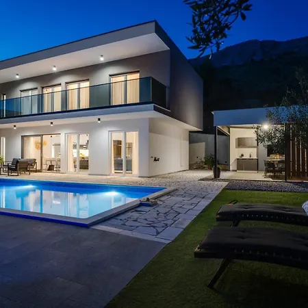 Hill With Private 32sqm Heated Pool And Hydro-massage, 4 En-suite Bedrooms, 200m From The Sandy Вилла *