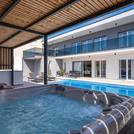 Hill: Beachfront Retreat With Private Heated Pool Villa Duce