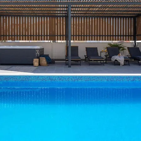 Villa Hill: Beachfront Retreat With Private Heated Pool *
