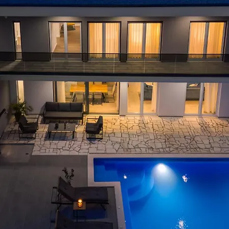 Hill: Beachfront Retreat With Private Heated Pool Villa Duce