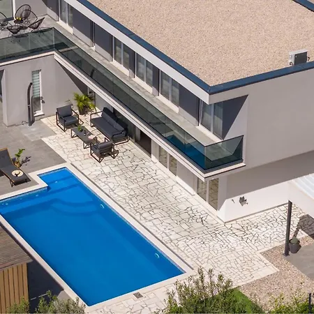 Hill With Private 32sqm Heated Pool And Hydro-massage, 4 En-suite Bedrooms, 200m From The Sandy Вилла *
