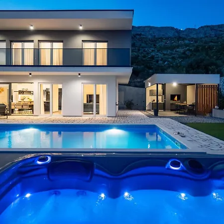 Hill: Beachfront Retreat With Private Heated Pool Duce