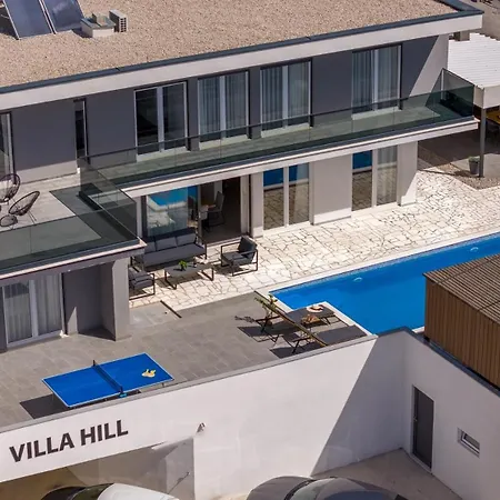 Hill: Beachfront Retreat With Private Heated Pool Duce