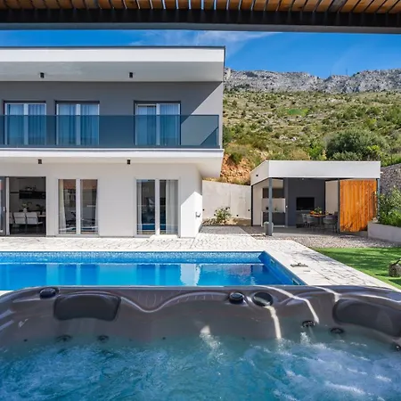 Villa Hill: Beachfront Retreat With Private Heated Pool Duce