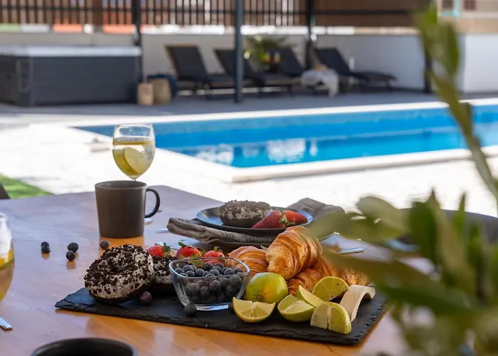 Hill With Private 32sqm Heated Pool And Hydro-massage, 4 En-suite Bedrooms, 200m From The Sandy *