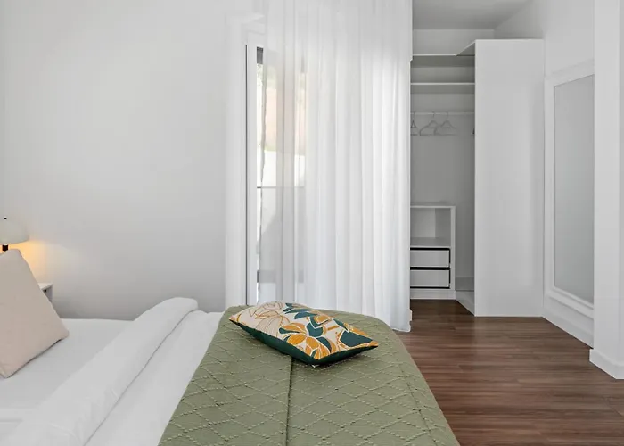 Hill With Private 32sqm Heated Pool And Hydro-massage, 4 En-suite Bedrooms, 200m From The Sandy Дуче