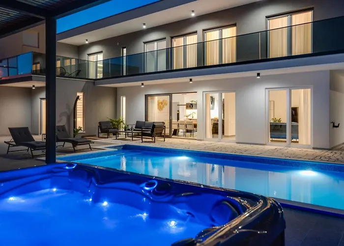 Hill With Private 32sqm Heated Pool And Hydro-massage, 4 En-suite Bedrooms, 200m From The Sandy Вилла