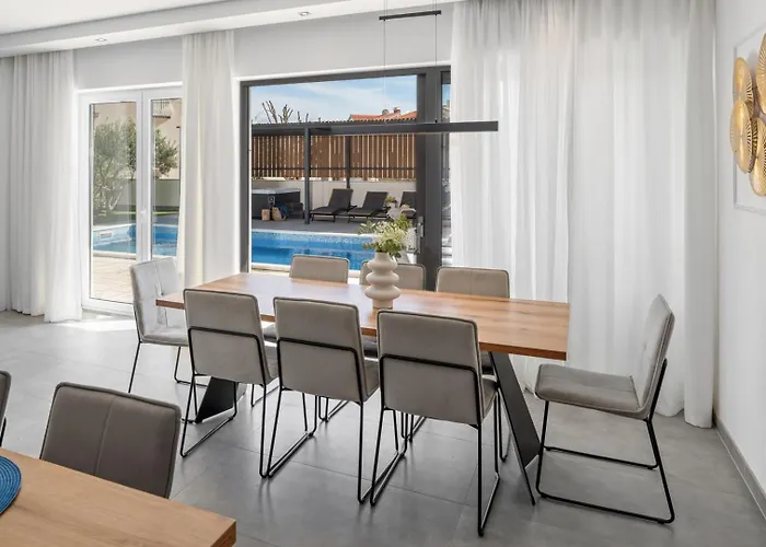 Hill With Private 32sqm Heated Pool And Hydro-massage, 4 En-suite Bedrooms, 200m From The Sandy * Дуче