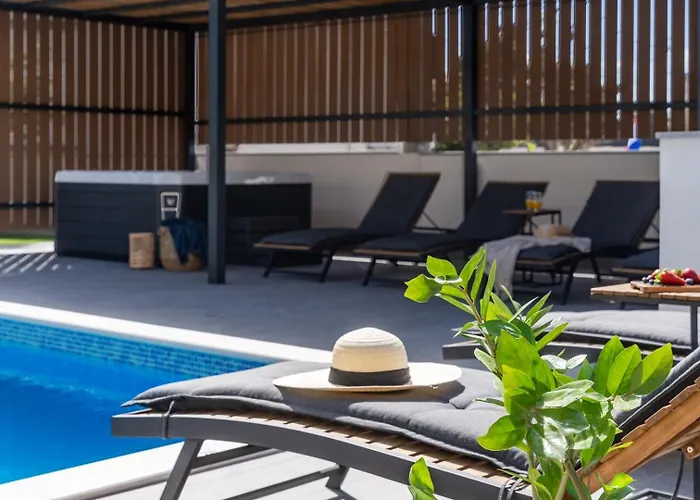 Hill With Private 32sqm Heated Pool And Hydro-massage, 4 En-suite Bedrooms, 200m From The Sandy Вилла *