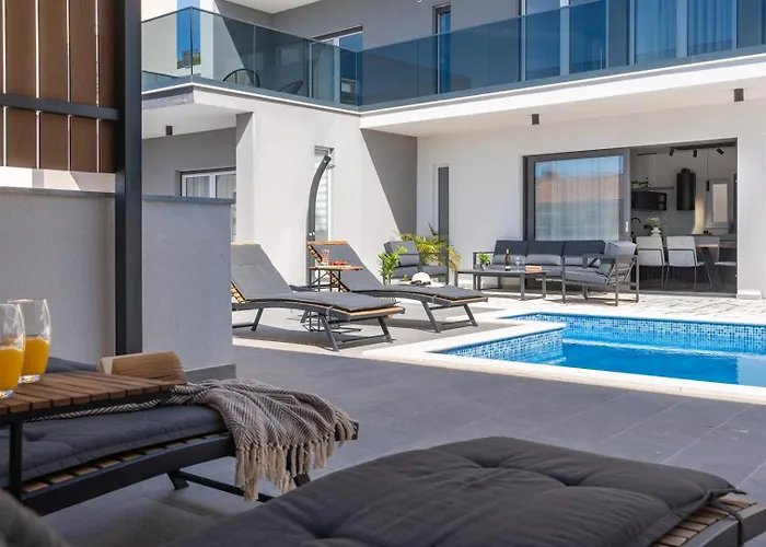 Hill With Private 32sqm Heated Pool And Hydro-massage, 4 En-suite Bedrooms, 200m From The Sandy Вилла *