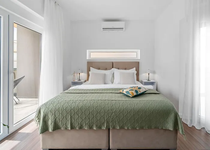 Hill With Private 32sqm Heated Pool And Hydro-massage, 4 En-suite Bedrooms, 200m From The Sandy Вилла