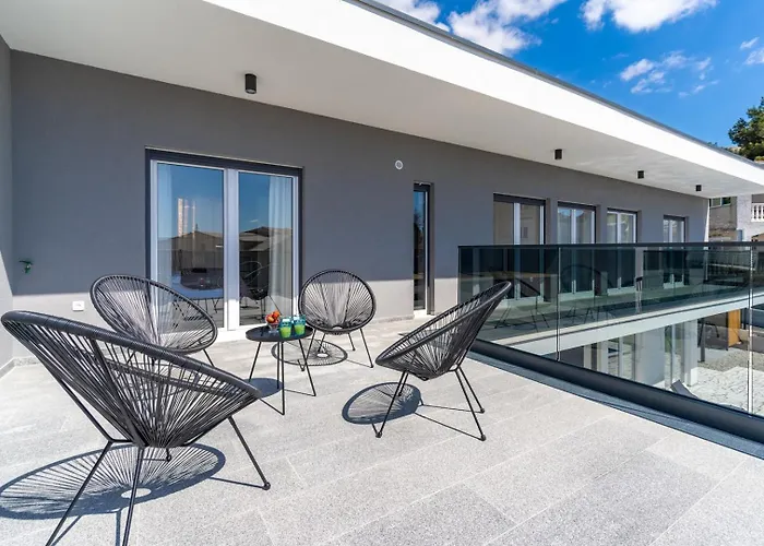 Hill With Private 32sqm Heated Pool And Hydro-massage, 4 En-suite Bedrooms, 200m From The Sandy
