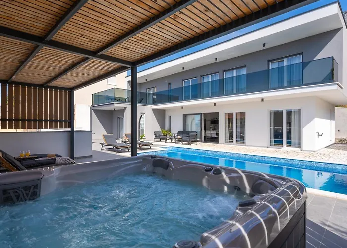 Hill With Private 32sqm Heated Pool And Hydro-massage, 4 En-suite Bedrooms, 200m From The Sandy Вилла Дуче