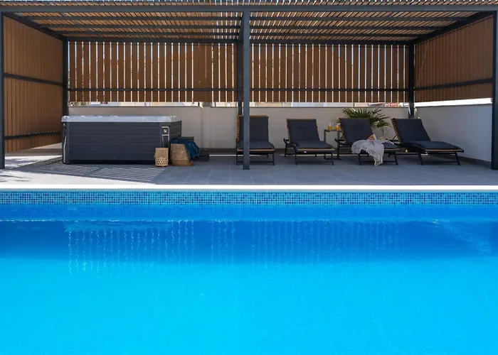 Вилла Hill With Private 32sqm Heated Pool And Hydro-massage, 4 En-suite Bedrooms, 200m From The Sandy *