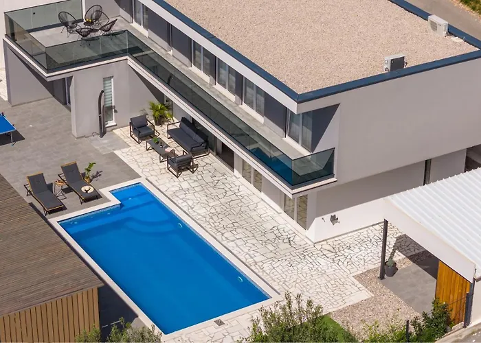 Hill With Private 32sqm Heated Pool And Hydro-massage, 4 En-suite Bedrooms, 200m From The Sandy Вилла *